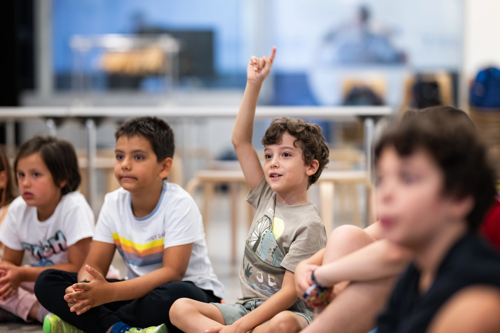 Un grupo de niños y niñas durante una actividad en un taller de cuántica