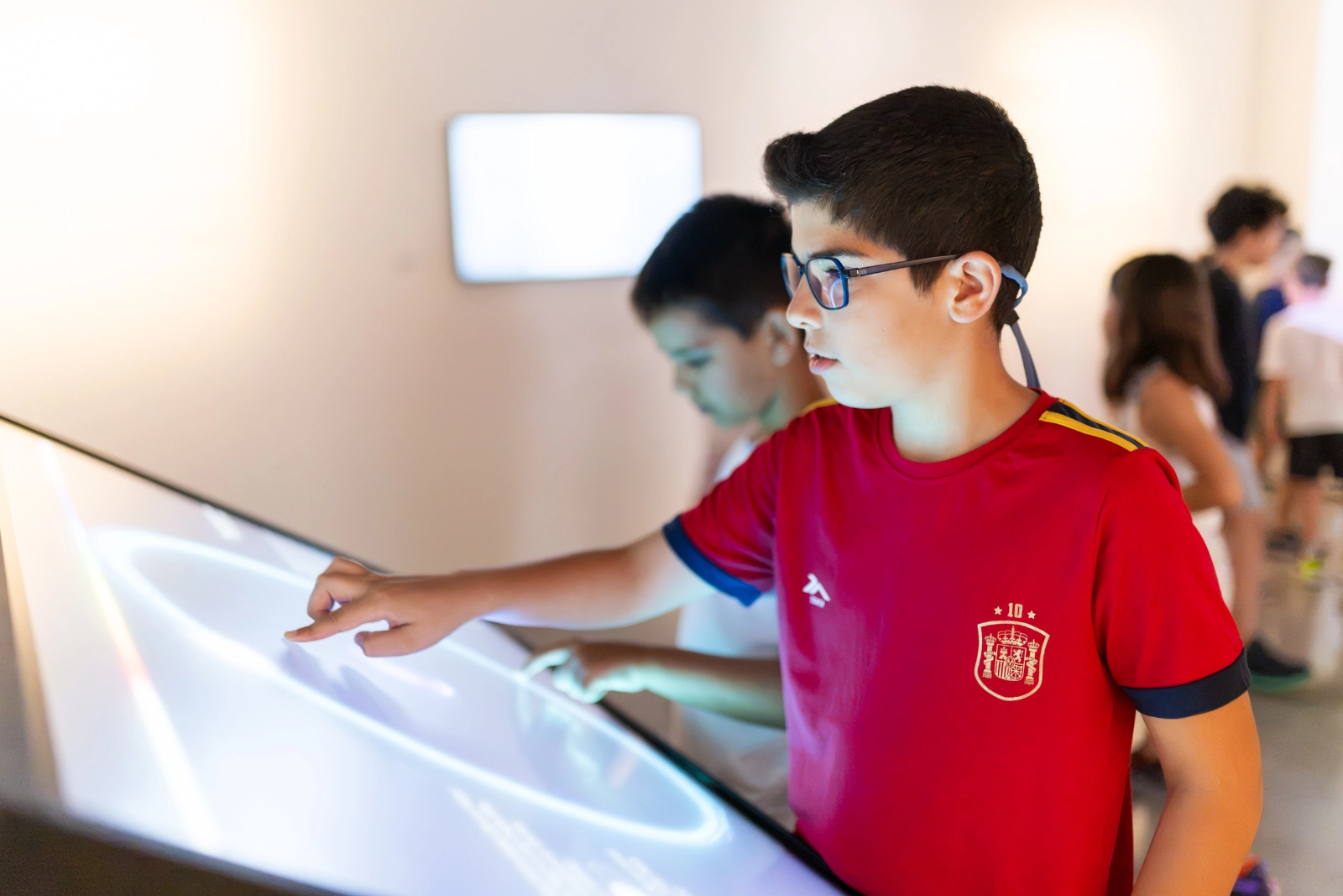 Un niño durante una actividad en un taller de cuántica