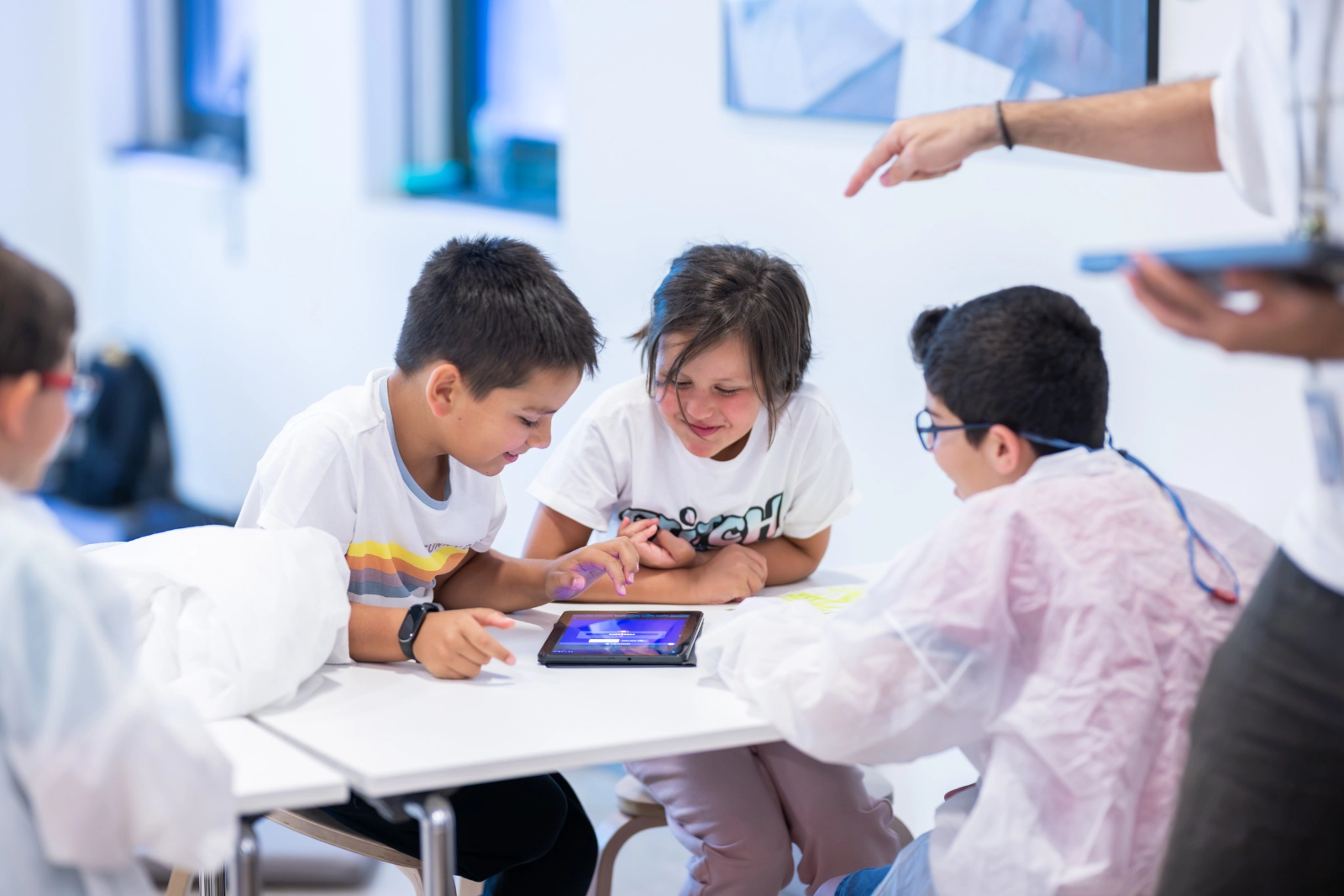 Un grupo de niños y niñas durante una actividad en un taller de cuántica