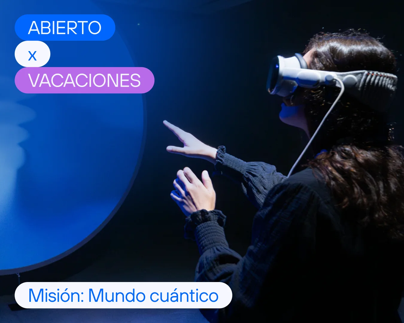 Una persona juaga con unas gafas de realidad aumentada en Abierto x Vacaciones