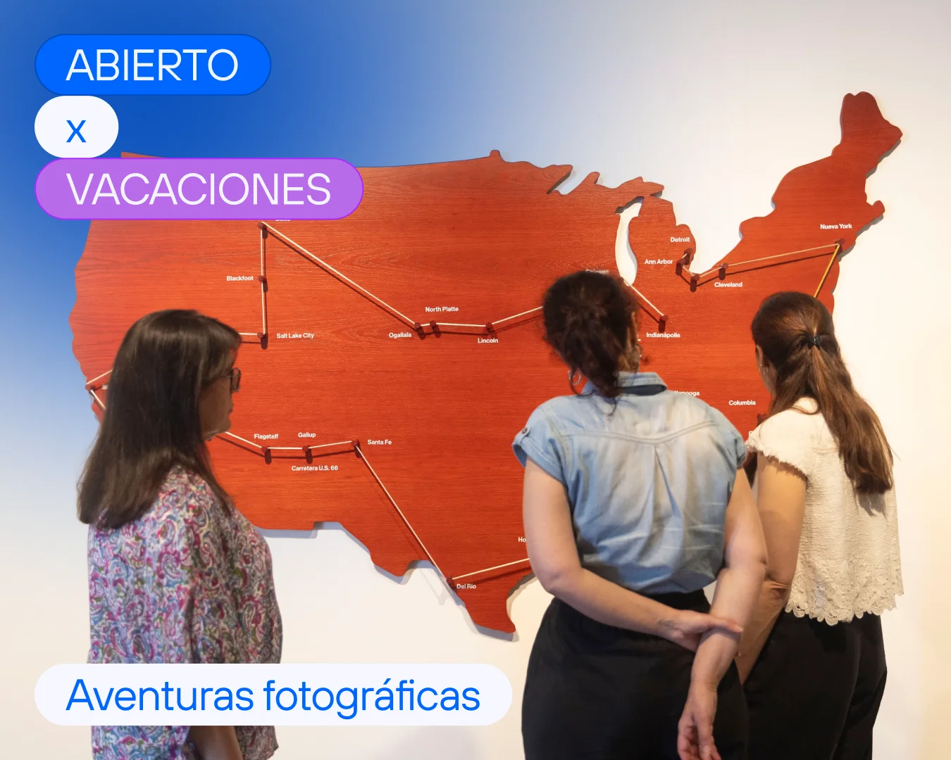 Tres personas observan el mapa del viaje de Robert Frank en la exposición Robert Frank & Los Americanos