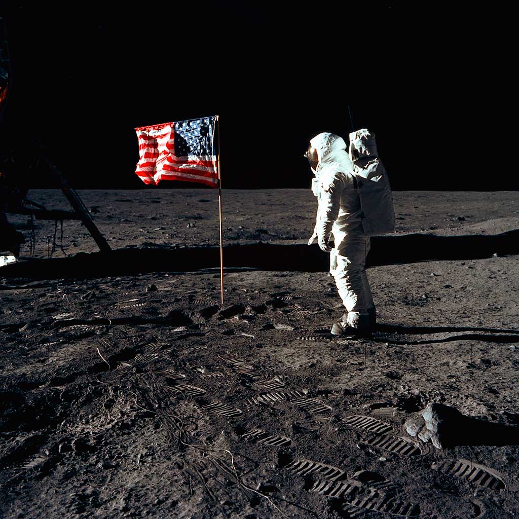 El 20 de julio de 1969, el astronauta Buzz Aldrin posa junto la bandera en la superficie lunar.