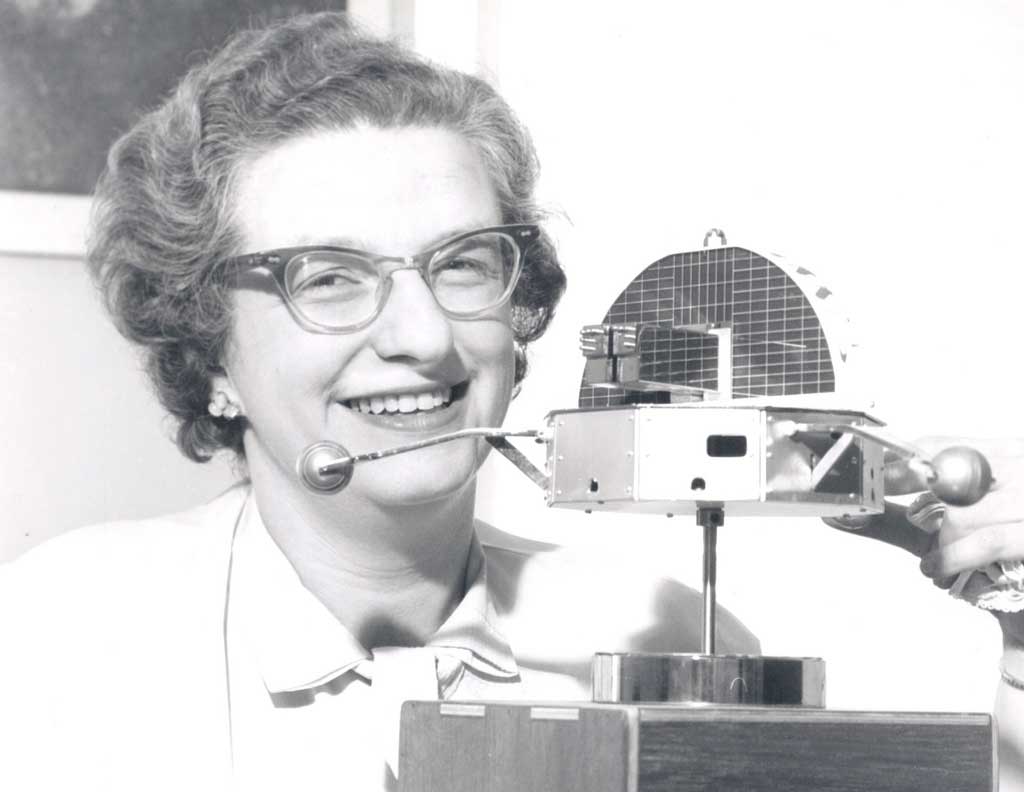 Una de las pioneras, de las principales científicos de la carrera espacial. Aquí en 1962 con su Orbiting Solar Observatory (OSO).