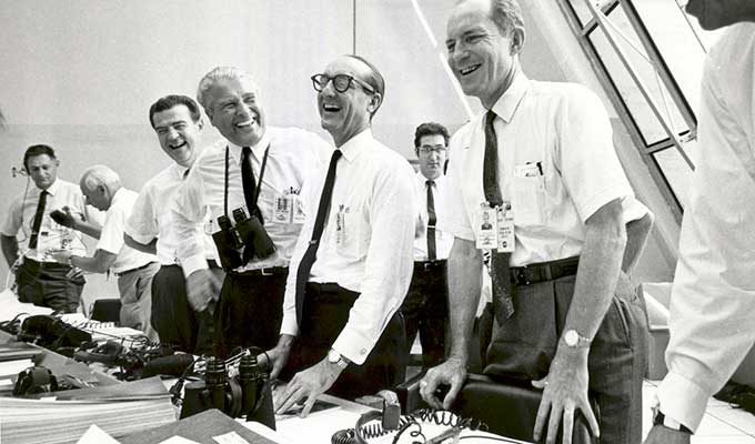 Tras el despegue del Apolo 11, los oficiales se relajan en la sala de control.