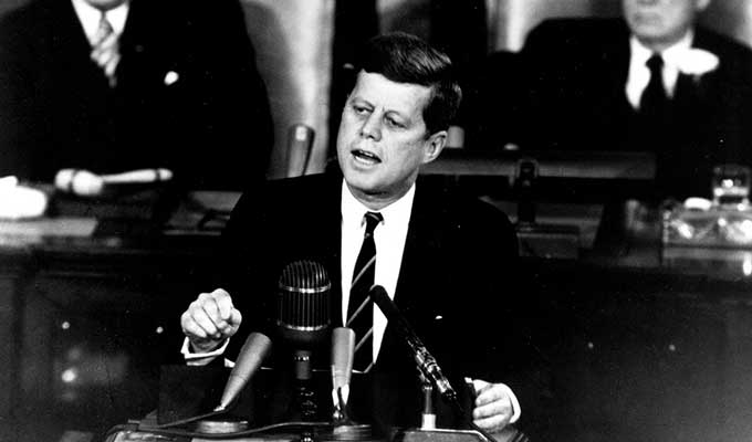 El famoso discurso del entonces presidente de los EEUU ante el Congreso el 25 de mayo de 1961, que dio origen al proyecto Apolo, y a la carrera espacial. En menos de diez años, el hombre pisará suelo lunar.