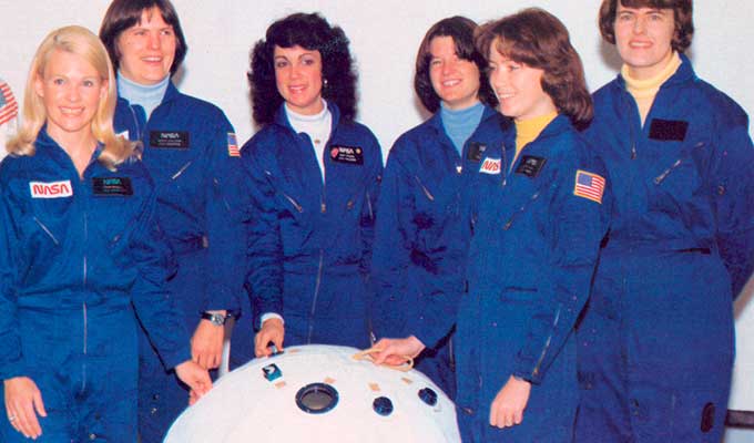 Foto tomada en 1980 de las seis primeras astronautas de la NASA.