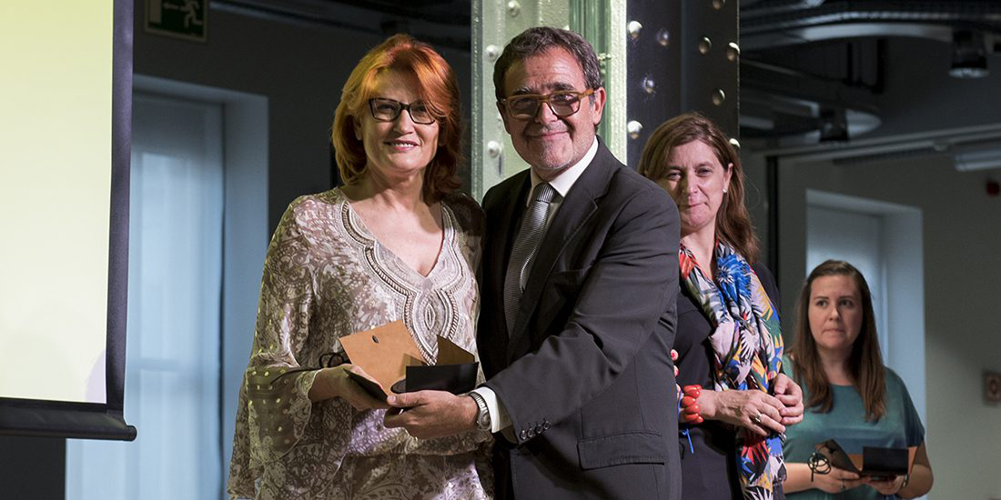 Almudena Bermejo, directora del Espacio Fundación Telefónica, recoge la medalla de la mano de Alberto Anaut, presidente de PHotoEspaña.