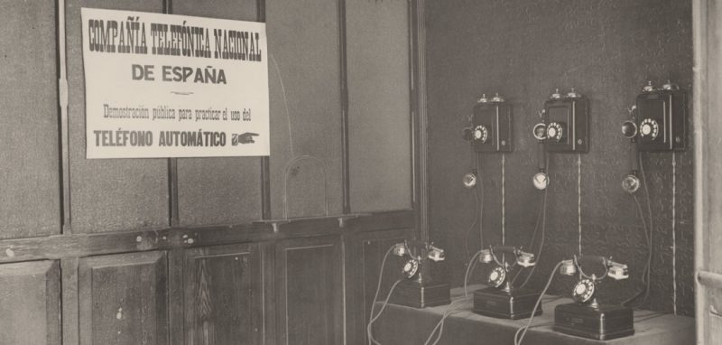Anónimo, 1926. Enseñando al público el manejo del automático. Santander.