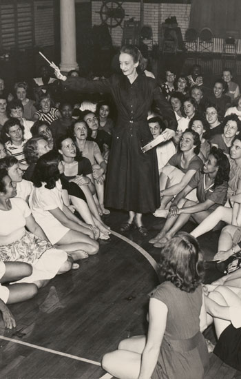 Doris Humphrey en una clase magistral, ca. 1950. Jerome Robbins Dance Division, The New York Public Library for the Performing Arts, Astor, Lenox and Tilden Foundations.