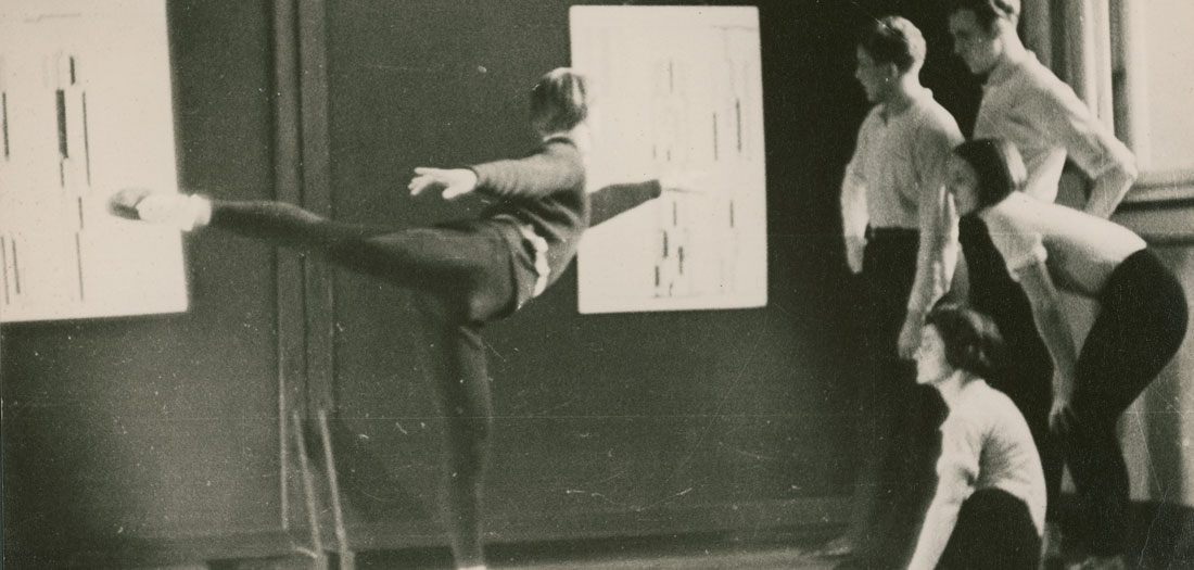 Folkwangschule. Curso de danza por Sigurd Leeder. Aprendizaje de una coreografía según la notación Laban. Fondation SAPA, fonds Sigurd Leeder.