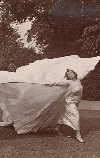 Loie Fuller bailando, c.1900. MET. Gilman Collection, Purchase, Mrs. Walter Annenberg and The Annenberg Foundation Gift, 2005.