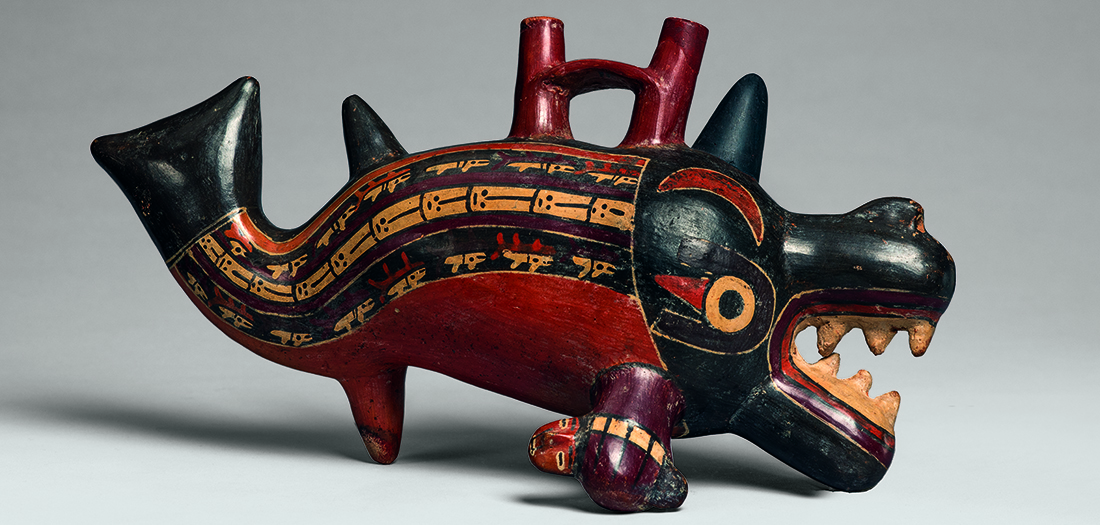 Nasca (200 a.C.-650 d.C.) Botella con representación escultórica de orca que sostiene cabeza trofeo Museo Nacional de Arqueología, Antropología e Historia del Perú. Ministerio de Cultura del Perú