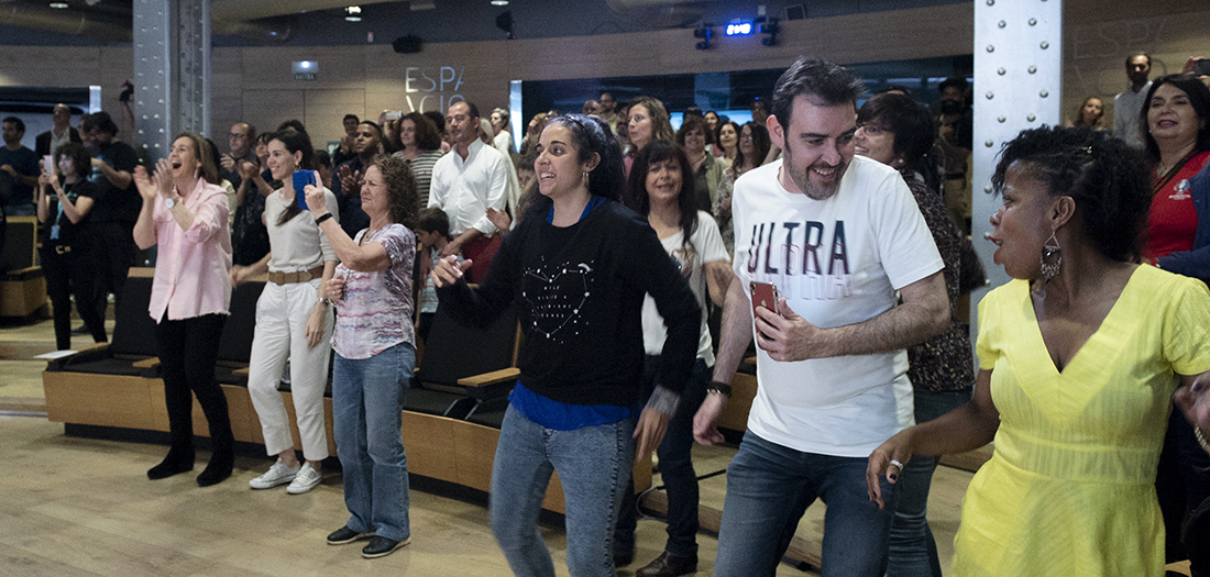 El público baila al ritmo de Carlinhos Brown