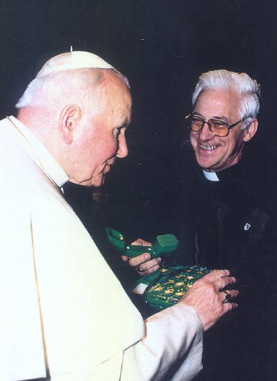 El Padre Ángel con el Papa Juan Pablo II entregándole un Teléfono en honor a este proyecto.