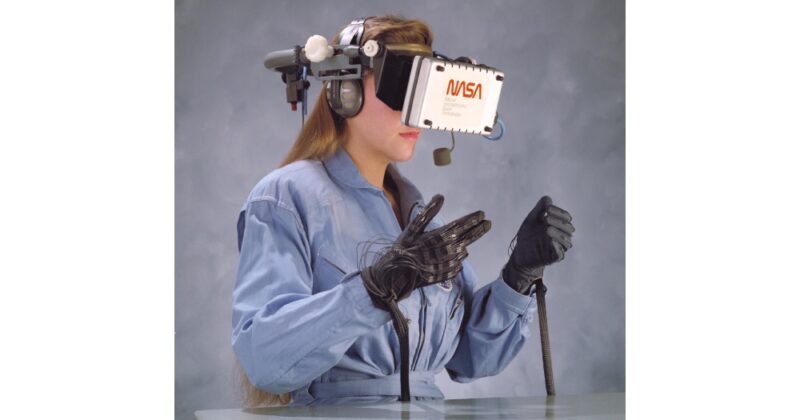 Mujer astronauta utilizando un equipo de entrenamiento de realidad virtual, 1989 © Internet Archive/NASA Ames