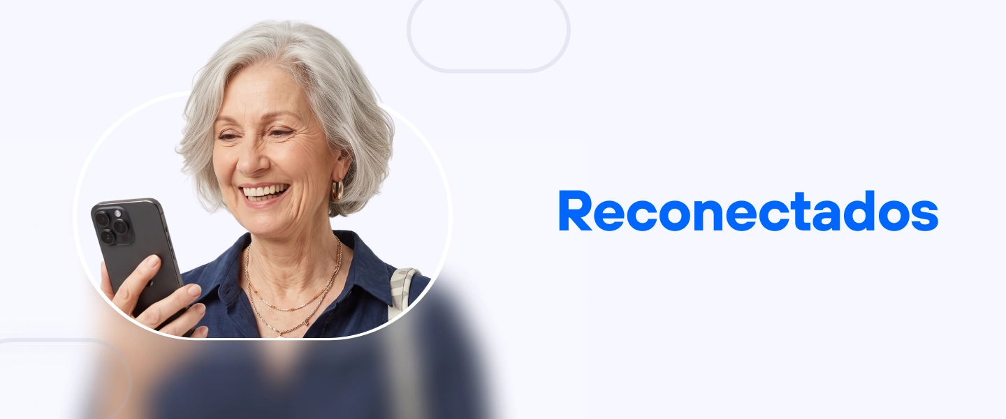 Una mujer mayor sonríe y mira la pantalla de su móvil. Se sobrepone la palabra "Reconectados" | Espacio Fundación Telefónica Una mujer mayor sonríe y mira la pantalla de su móvil. Se sobrepone la palabra "Reconectados"