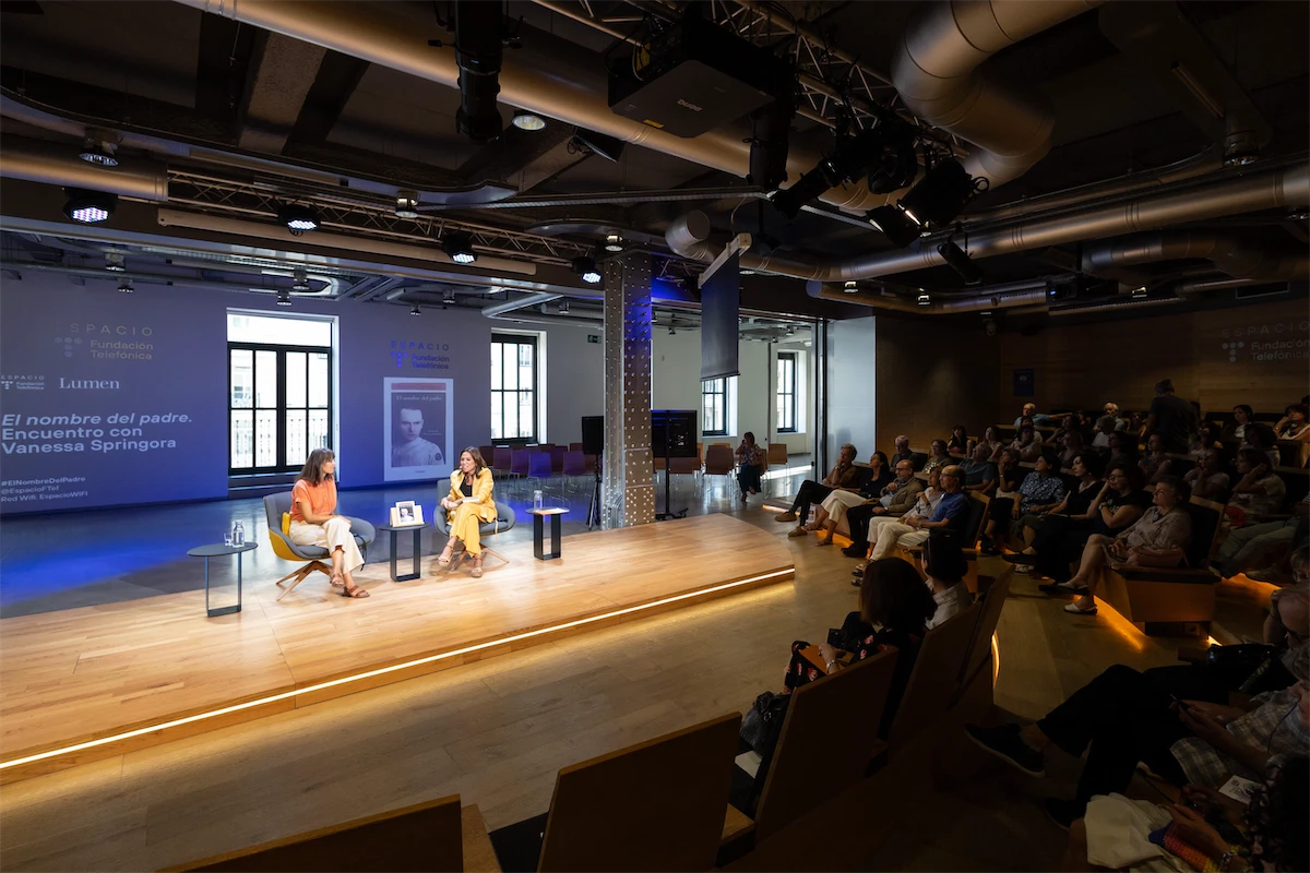 Un momento de la conversación entre Vanessa Springora y Susana Santaolalla en el auditorio de Espacio Fundación Telefónica