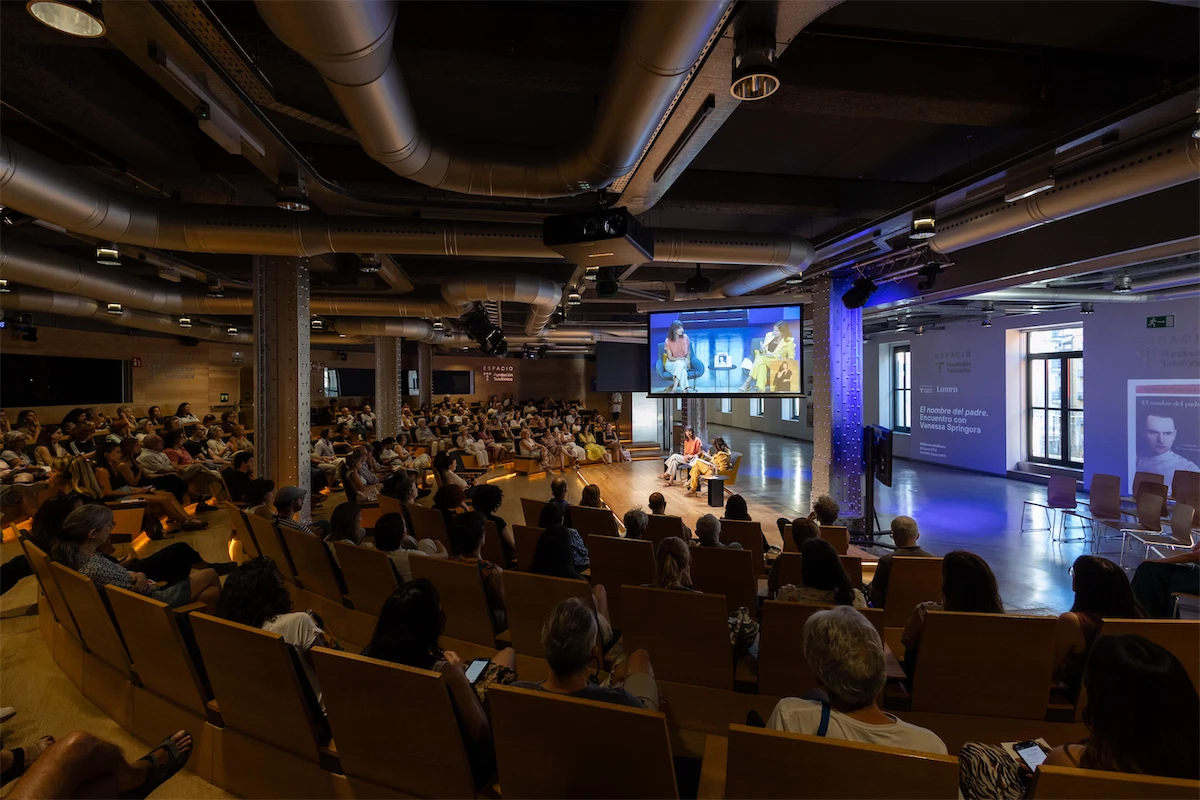 Un momento de la conversación entre Vanessa Springora y Susana Santaolalla en el auditorio de Espacio Fundación Telefónica