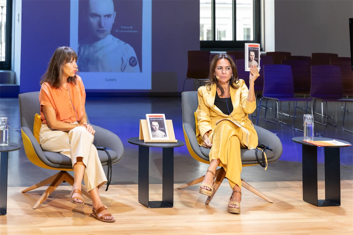 Un momento de la conversación entre Vanessa Springora y Susana Santaolalla en el auditorio de Espacio Fundación Telefónica