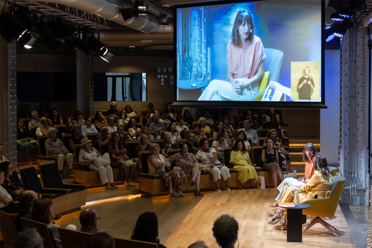 Un momento de la conversación entre Vanessa Springora y Susana Santaolalla en el auditorio de Espacio Fundación Telefónica