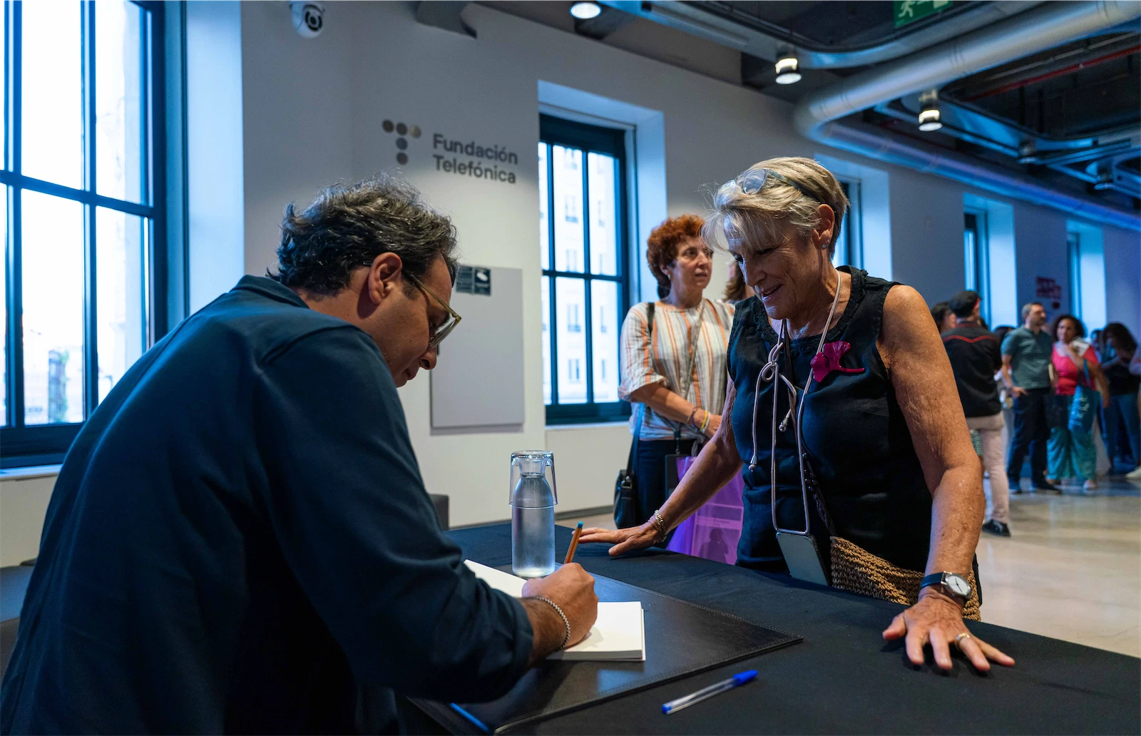 Una imagen del encuentro entre Mohamed El Morabet, Lorenzo Silva y Lara Moreno
