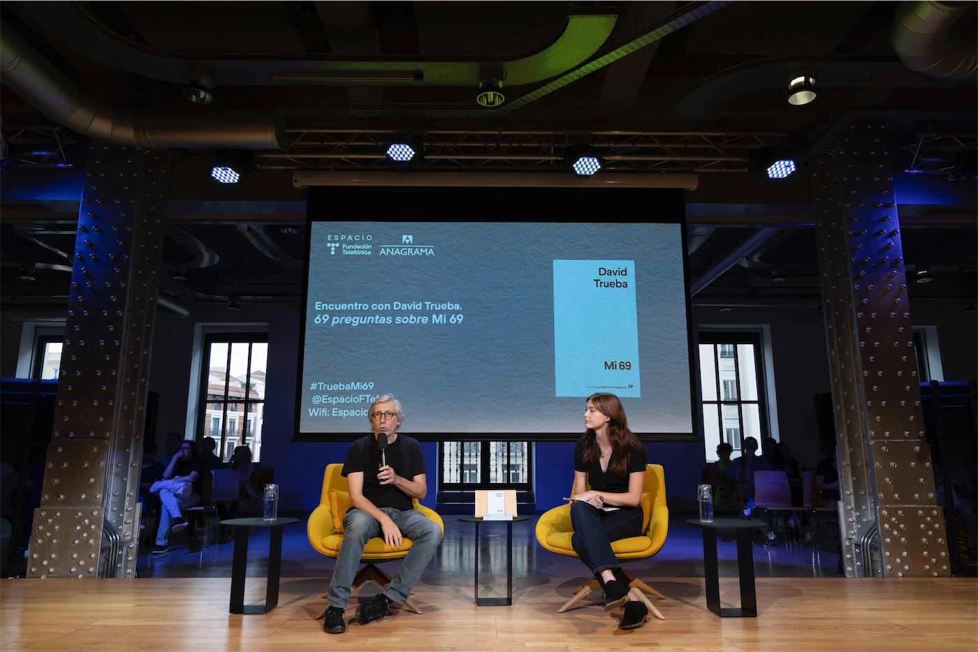 Un momento del encuentro entre David Trueba y Anna Miñana