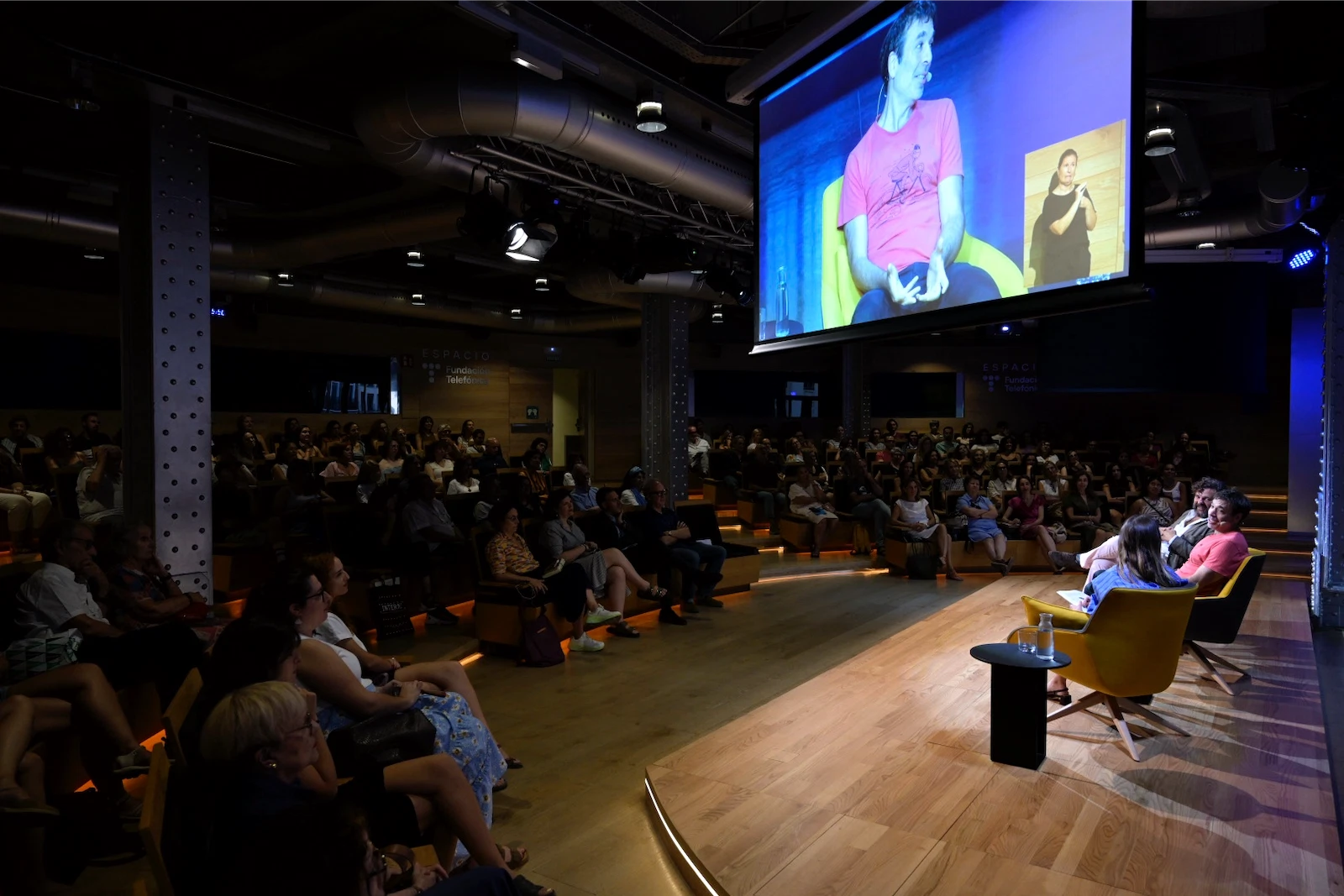 Un momento del evento El laberinto de la amistad, en el Festival de las ideas 2025, con Jacobo Bergareche, Laura Ferrero y Mariano Sigman