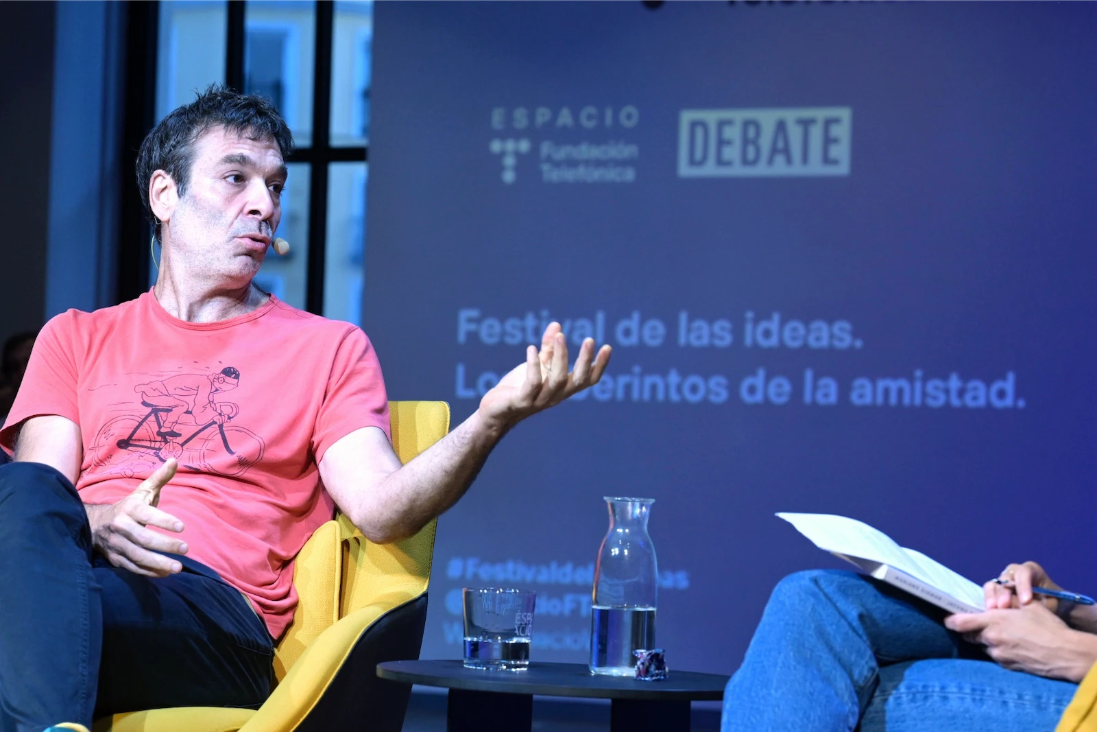 Un momento del evento El laberinto de la amistad, en el Festival de las ideas 2025, con Jacobo Bergareche, Laura Ferrero y Mariano Sigman