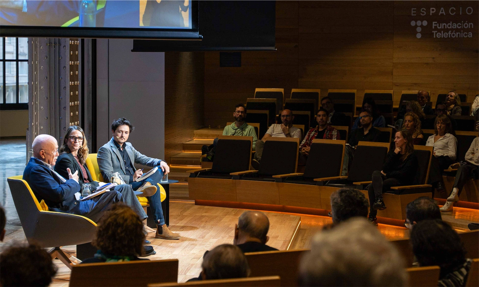 Andrés Ortega, Carola García-Calvo y Jorge Morla están sentados en un escenario durante una charla, en un evento organizado por Fundación Telefónica.
