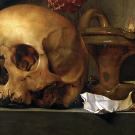 Bodegón barroco con una calavera humana en primer plano, acompañada por una lámpara de aceite encendida, una pipa blanca, un pañuelo arrugado, varitas delgadas y flores marchitas, todo dispuesto sobre una repisa oscura en un entorno sombrío.