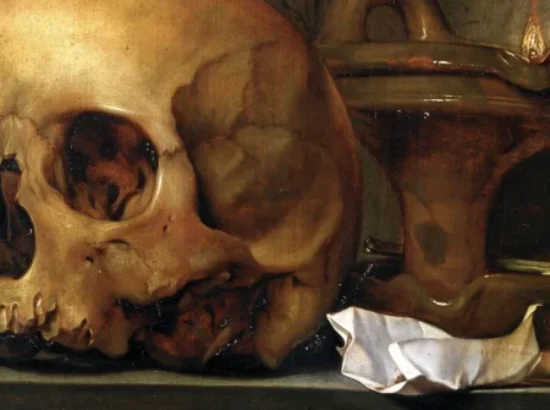 Bodegón barroco con una calavera humana en primer plano, acompañada por una lámpara de aceite encendida, una pipa blanca, un pañuelo arrugado, varitas delgadas y flores marchitas, todo dispuesto sobre una repisa oscura en un entorno sombrío.