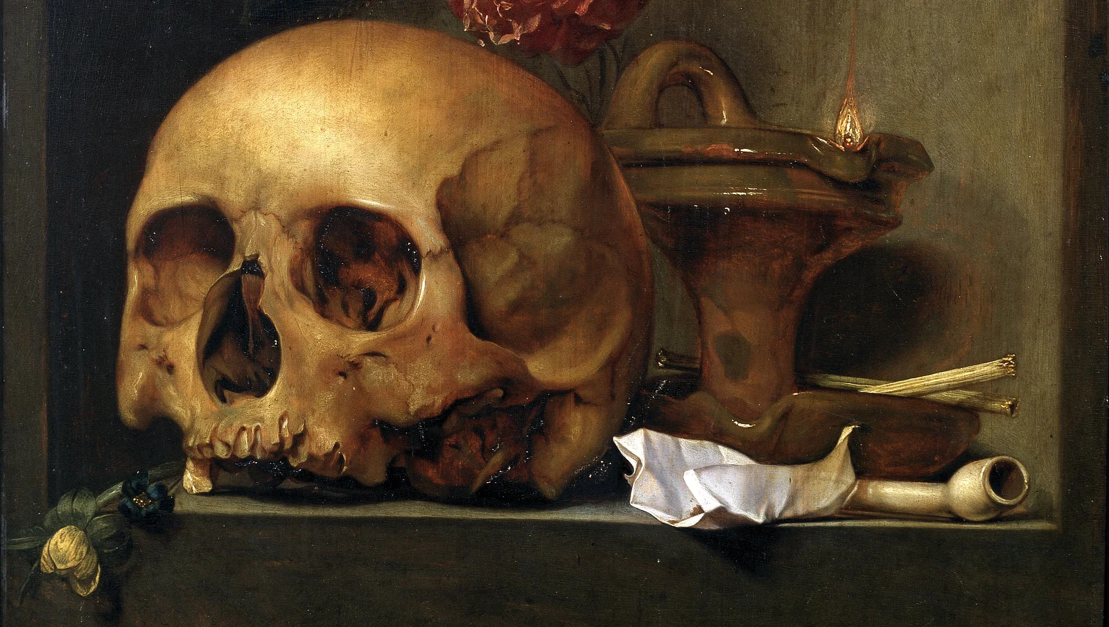 Bodegón barroco con una calavera humana en primer plano, acompañada por una lámpara de aceite encendida, una pipa blanca, un pañuelo arrugado, varitas delgadas y flores marchitas, todo dispuesto sobre una repisa oscura en un entorno sombrío.
