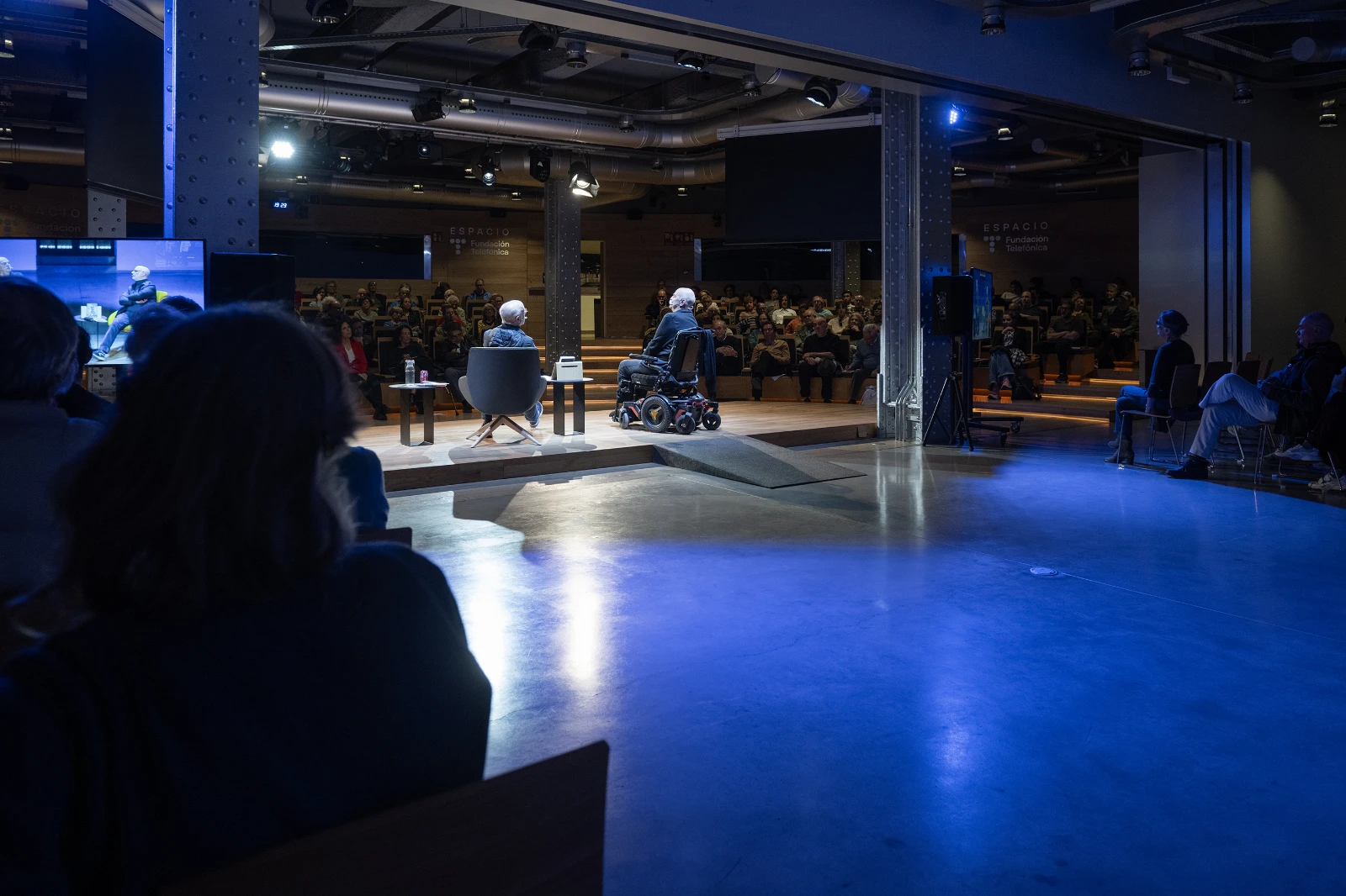 Un momento del encuentro entre Martín Caparrós y Rodrigo Fresán