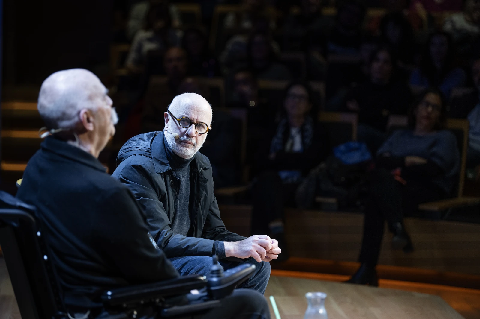 Un momento del encuentro entre Martín Caparrós y Rodrigo Fresán