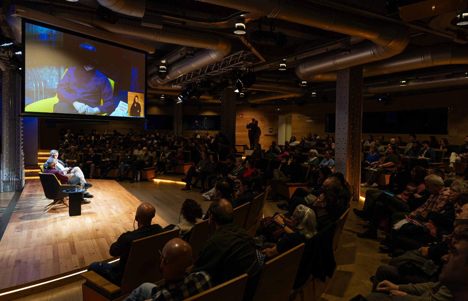 Un momento del encuentro entre Joe Sacco y Guillermo Altares