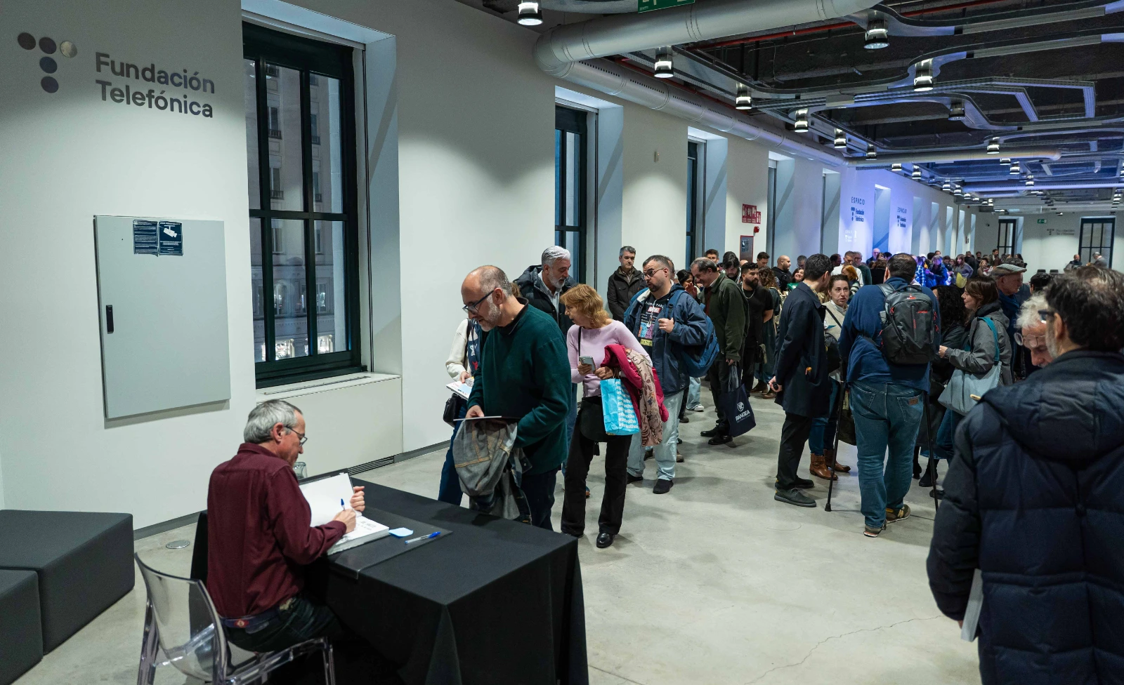 Un momento del encuentro entre Joe Sacco y Guillermo Altares