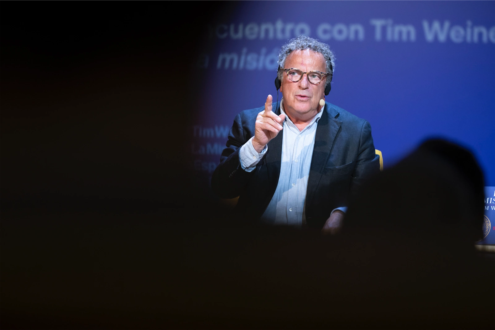 Un momento del encuentro entre Tim Weiner y Montserrat Domínguez