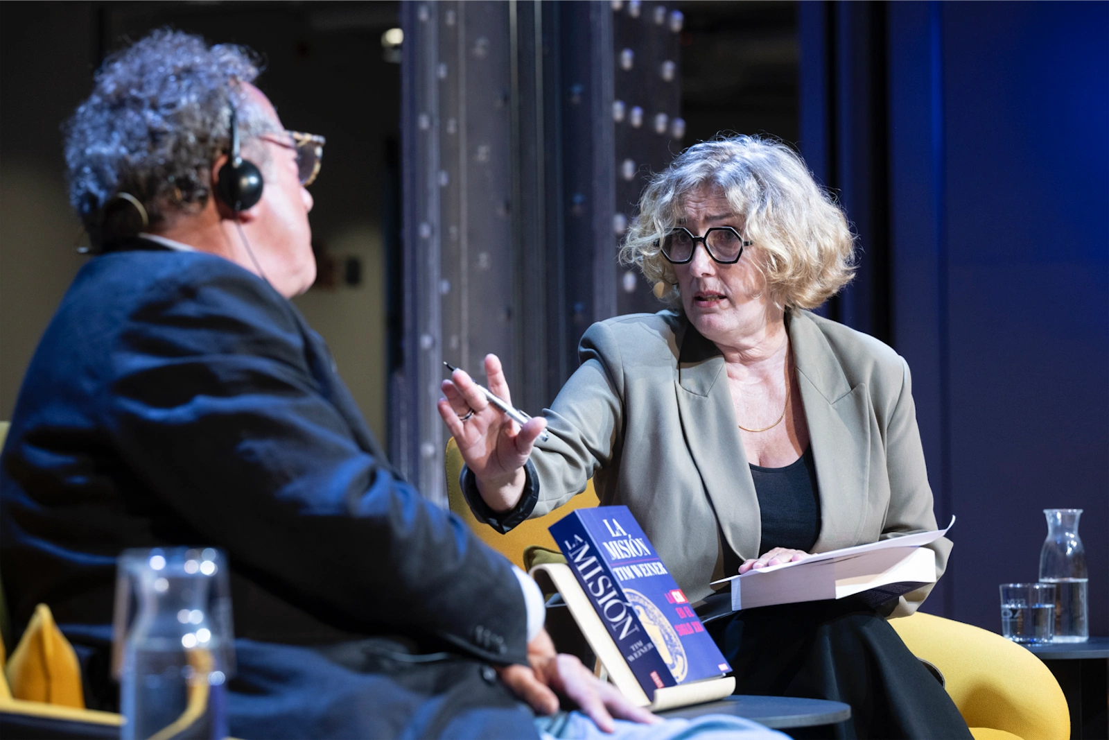 Un momento del encuentro entre Tim Weiner y Montserrat Domínguez