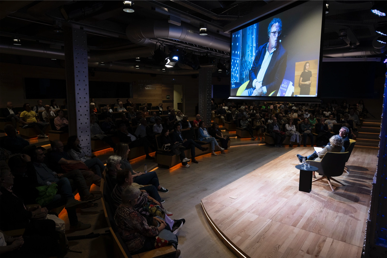 Un momento del encuentro entre Tim Weiner y Montserrat Domínguez