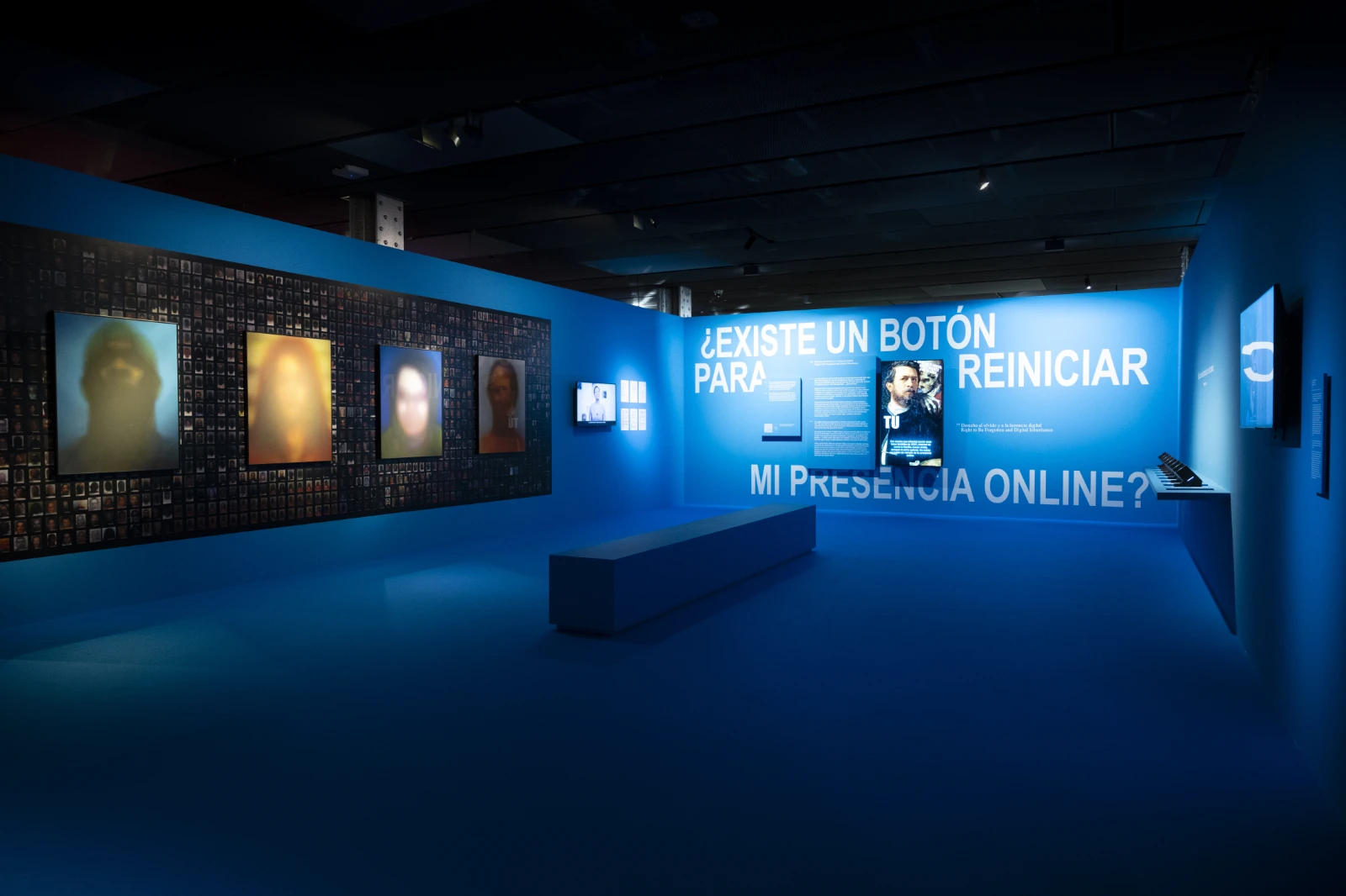 Foto de sala de la exposición ‘Hoy es un buen día para hablar de Derechos Digitales’