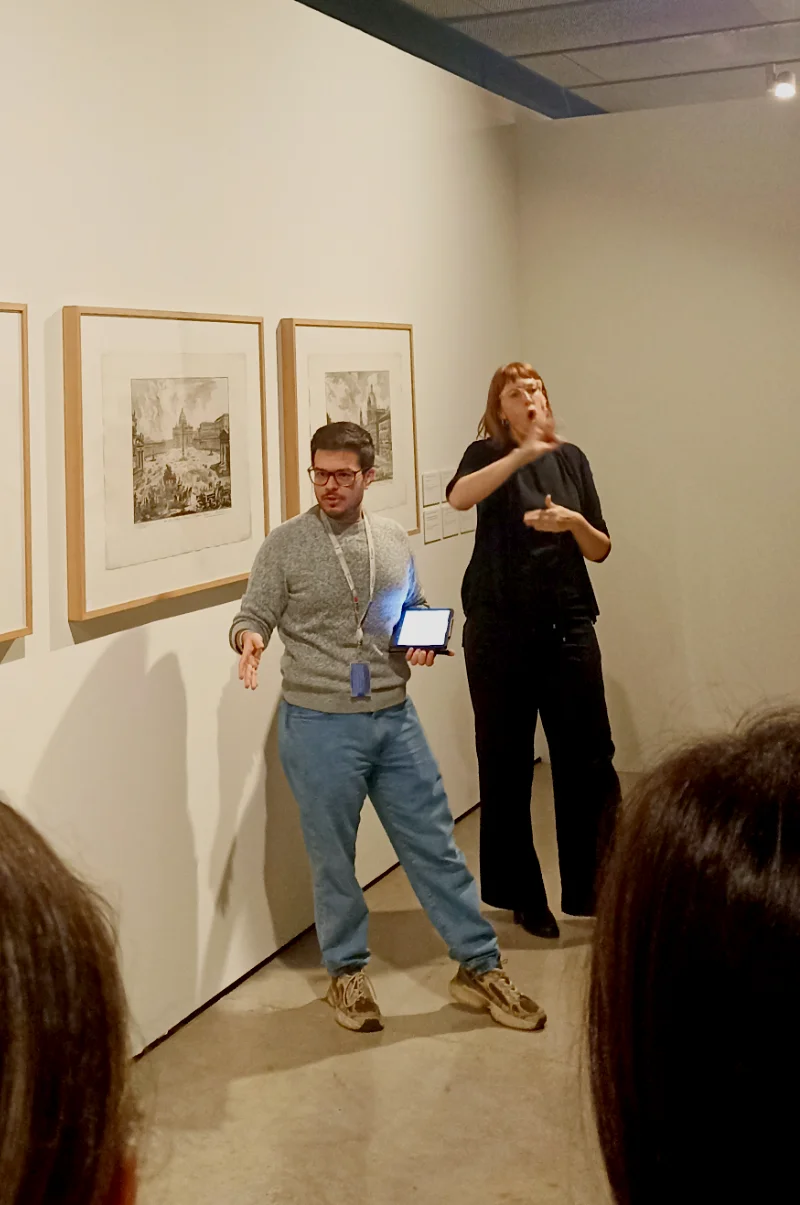 Una intérprete de LSE acompaña las visitas comentadas de Espacio Fundación Telefónica