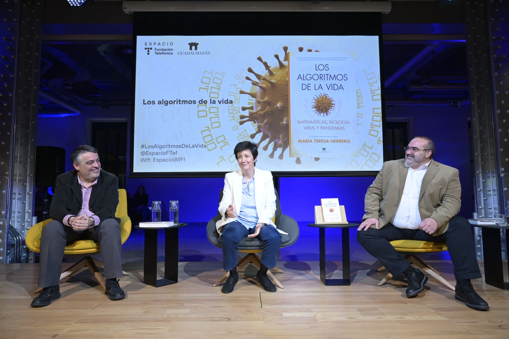 Un momento del evento 'Los algoritmos de la vida' con María Teresa Herrero, Juan Alberto Besada y Juan Dorado.
