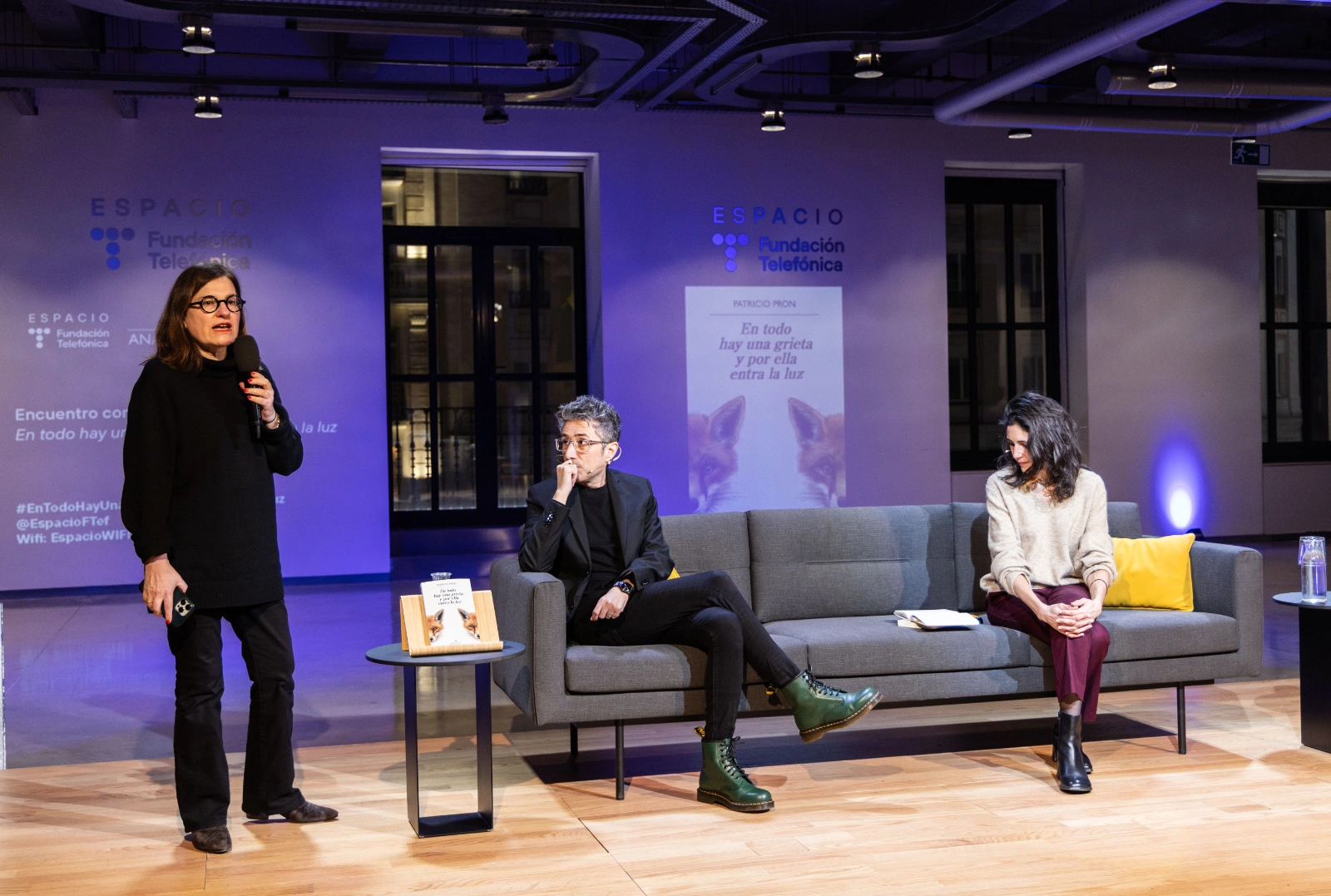 Una instantánea del Encuentro con Patricio Pron. En todo hay una grieta y por ella entra la luz