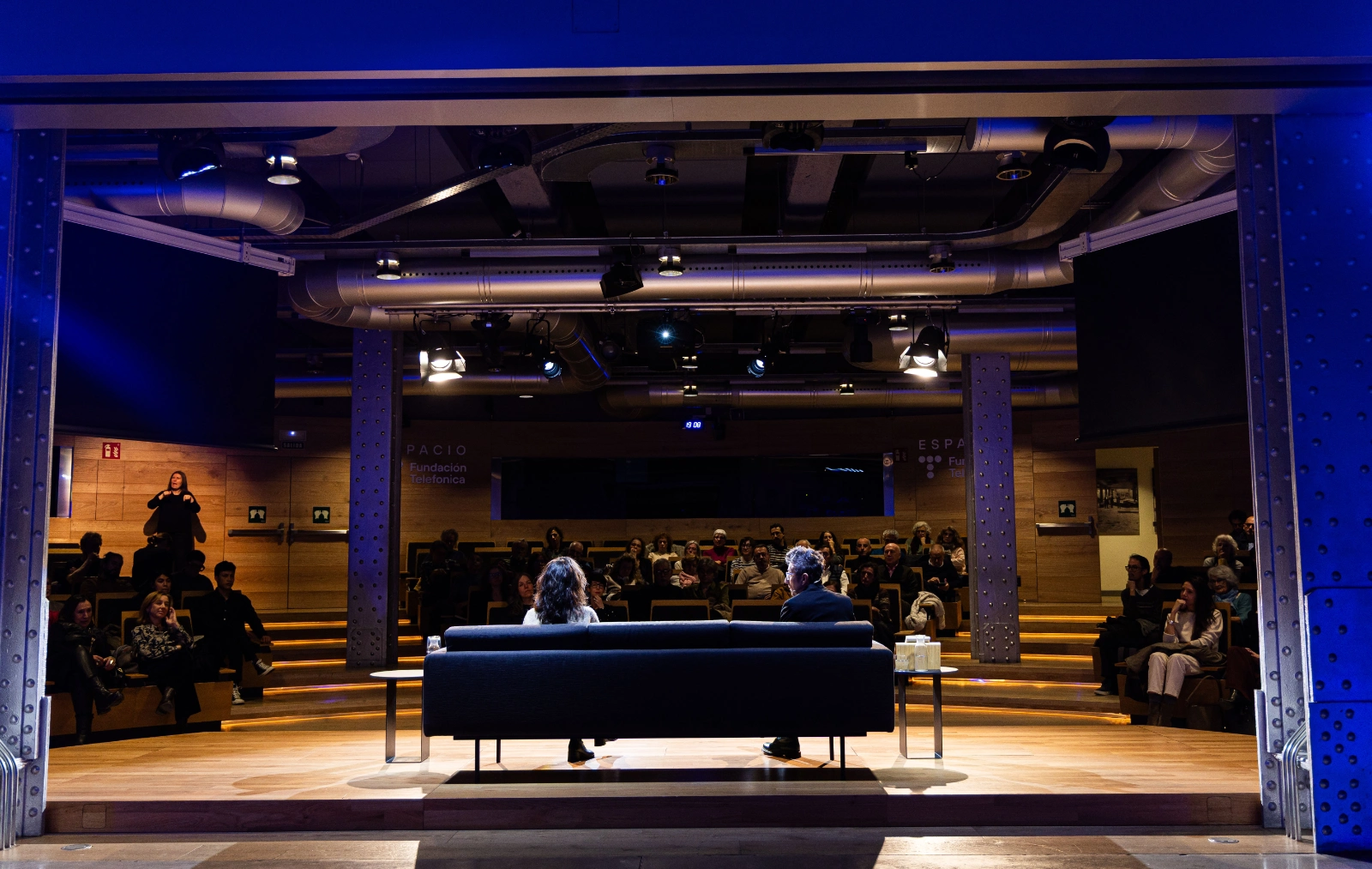 Una instantánea del Encuentro con Patricio Pron. En todo hay una grieta y por ella entra la luz