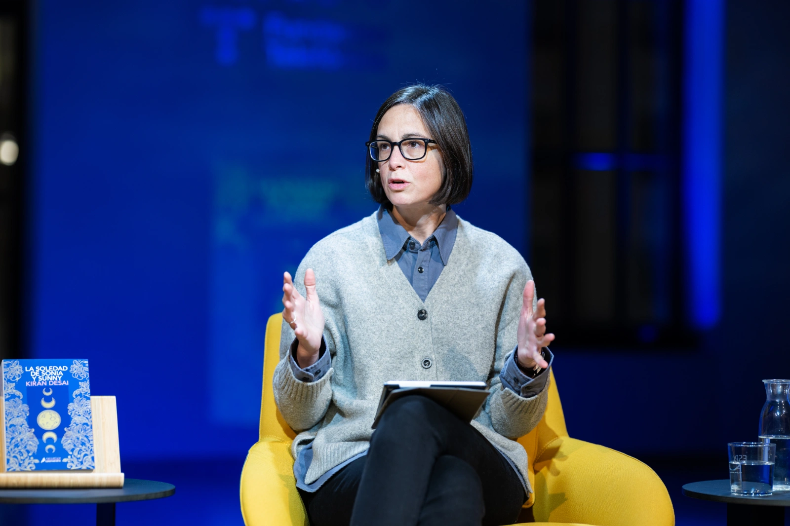 Recibimos en nuestro auditorio a Kiran Desai, quien presenta su última novela tras veinte años, La soledad de Sonia y Sunny, en una conversación con la periodista Inés Martín Rodrigo.