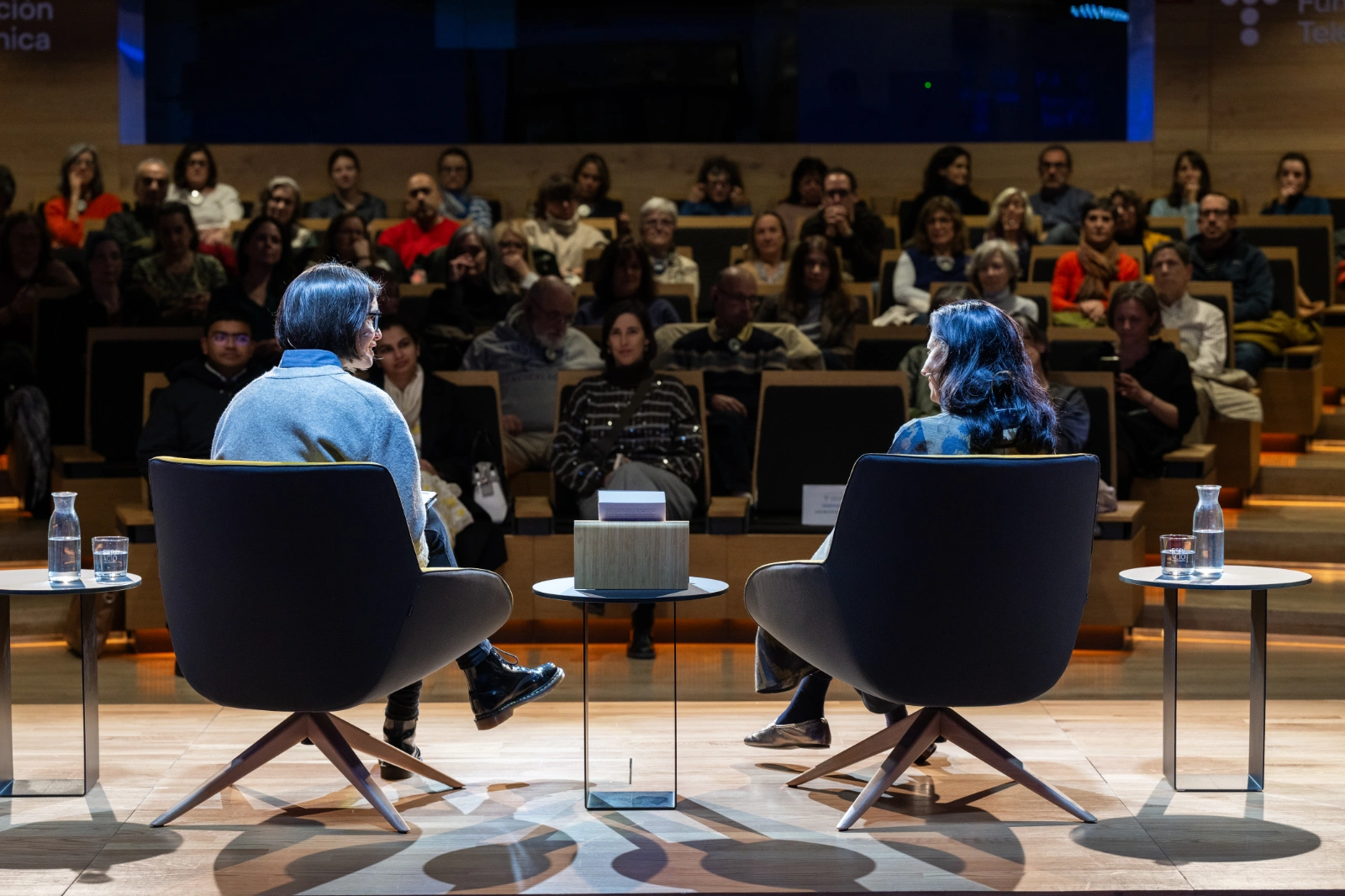 Recibimos en nuestro auditorio a Kiran Desai, quien presenta su última novela tras veinte años, La soledad de Sonia y Sunny, en una conversación con la periodista Inés Martín Rodrigo.