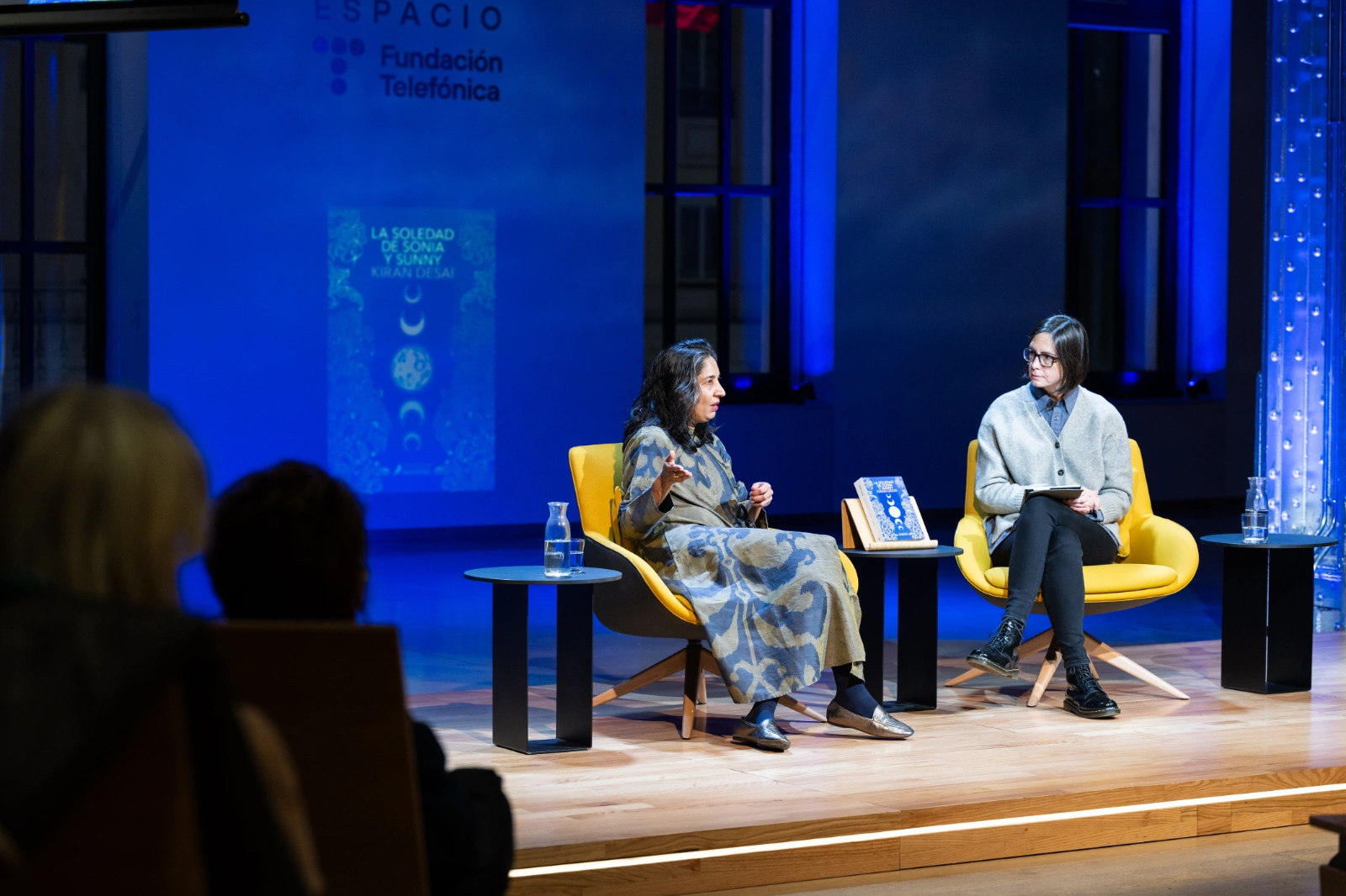 Recibimos en nuestro auditorio a Kiran Desai, quien presenta su última novela tras veinte años, La soledad de Sonia y Sunny, en una conversación con la periodista Inés Martín Rodrigo.