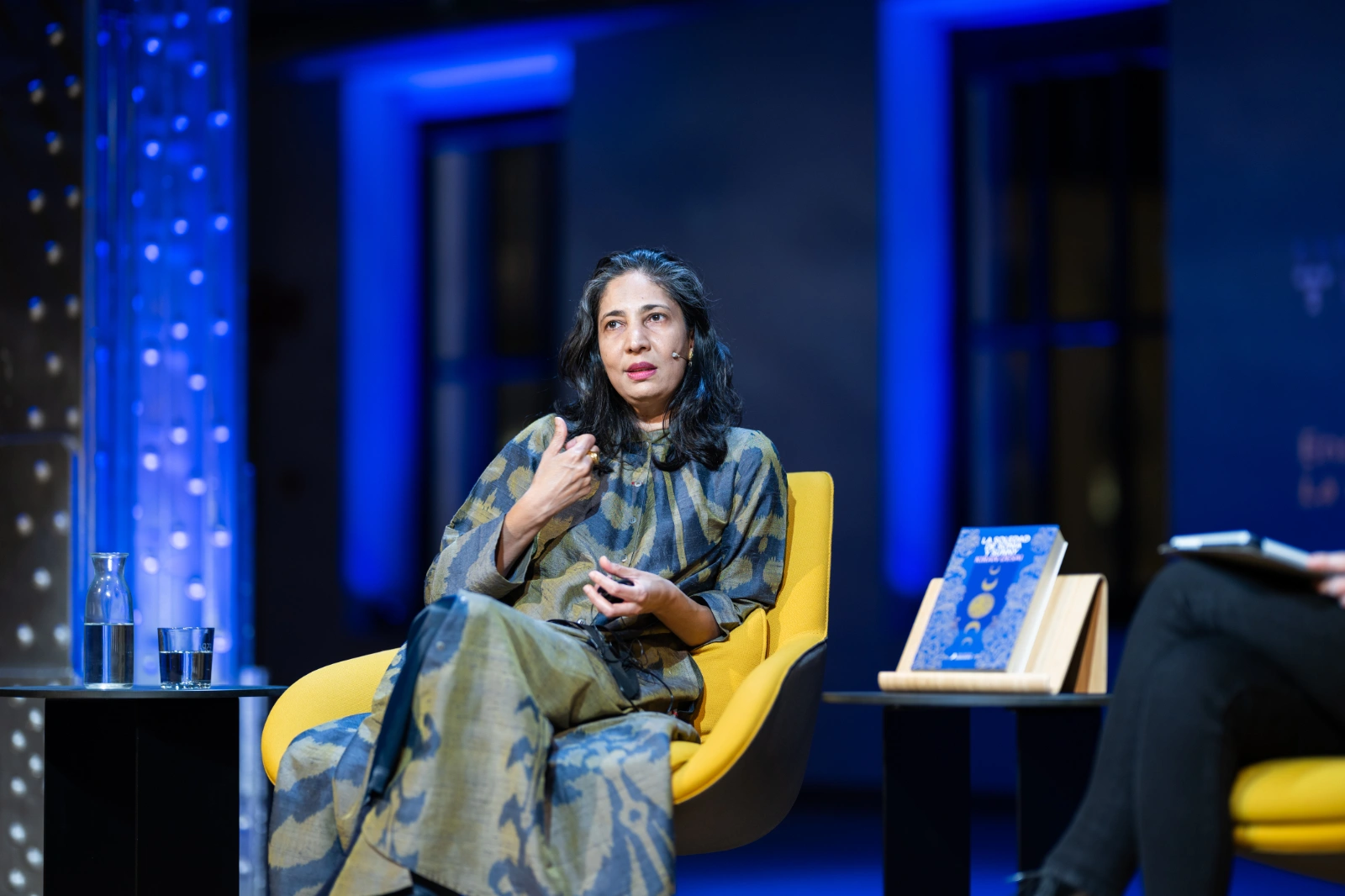 Recibimos en nuestro auditorio a Kiran Desai, quien presenta su última novela tras veinte años, La soledad de Sonia y Sunny, en una conversación con la periodista Inés Martín Rodrigo.