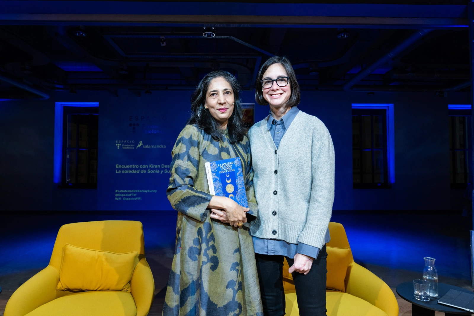 Recibimos en nuestro auditorio a Kiran Desai, quien presenta su última novela tras veinte años, La soledad de Sonia y Sunny, en una conversación con la periodista Inés Martín Rodrigo.