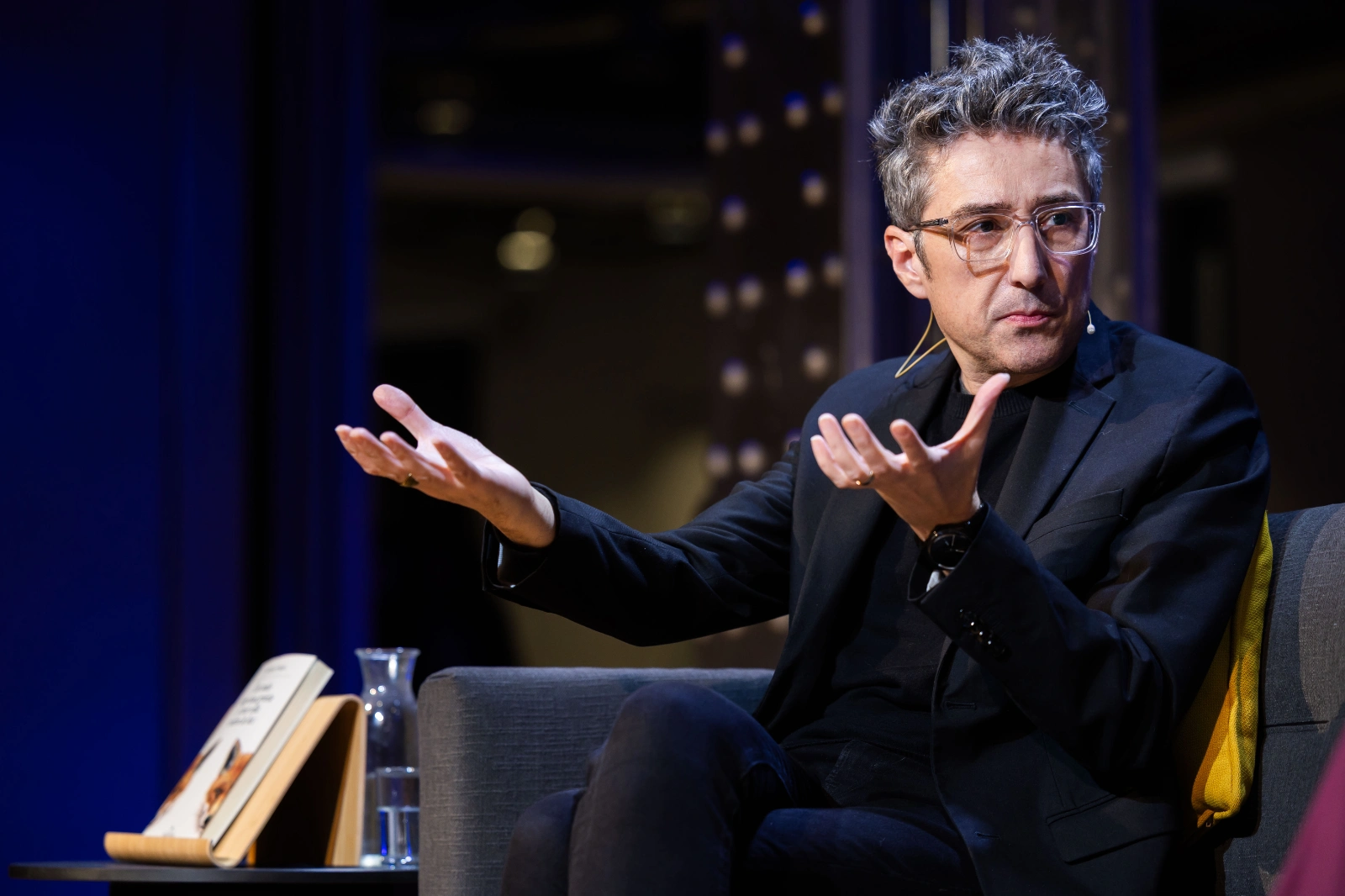 Una instantánea del Encuentro con Patricio Pron. En todo hay una grieta y por ella entra la luz